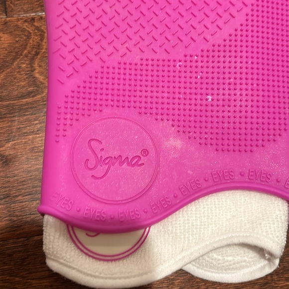 Sigma Makeup Brush Cleaner Glove - Picture 11 of 12